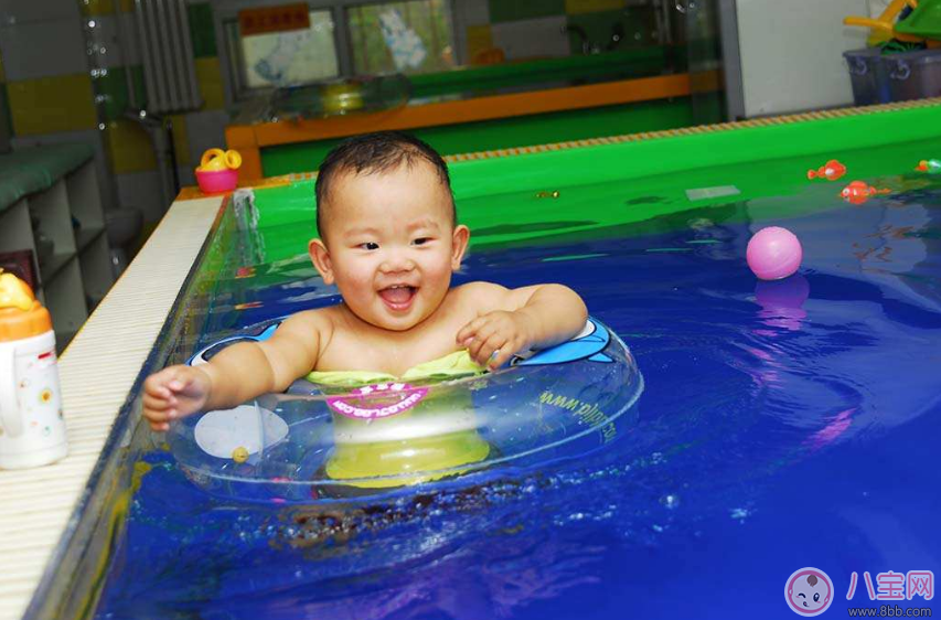 給寶寶洗澡耳朵進(jìn)水這么處理干得快 孩子耳朵進(jìn)水快速排出方法