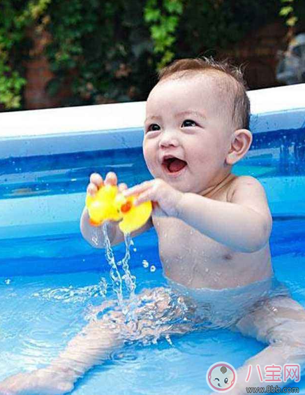 給寶寶洗澡耳朵進(jìn)水這么處理干得快 孩子耳朵進(jìn)水快速排出方法