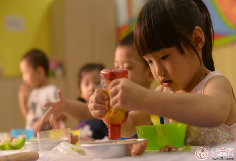 孩子不能自理問題大 別處處包辦才能讓他成長 孩子不能自理問題大 別處處包辦才能讓他成長