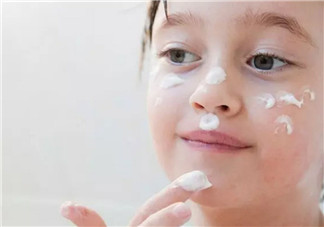 秋天如何給寶寶護(hù)理皮膚 寶寶要不要用護(hù)膚品(如何挑選寶寶護(hù)膚品)