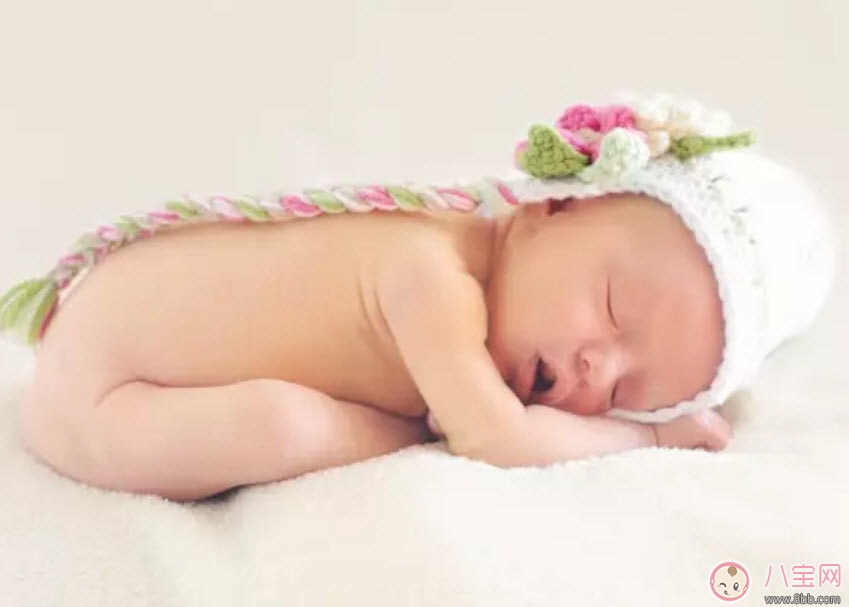 寶寶睡小床還是睡大床 寶寶睡小床的好處有哪些 寶寶睡小床還是睡大床 寶寶睡小床的好處有哪些