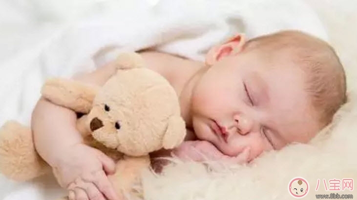 寶寶睡小床還是睡大床 寶寶睡小床的好處有哪些 寶寶睡小床還是睡大床 寶寶睡小床的好處有哪些