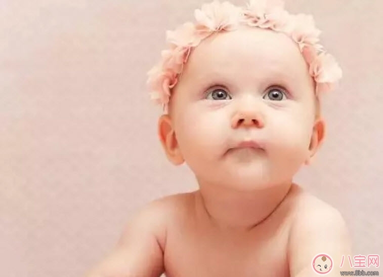 寶寶脖子上有濕疹可以擦爽身粉嗎 新生兒脖子濕疹如何護理 寶寶脖子上有濕疹可以擦爽身粉嗎 新生兒脖子濕疹如何護理