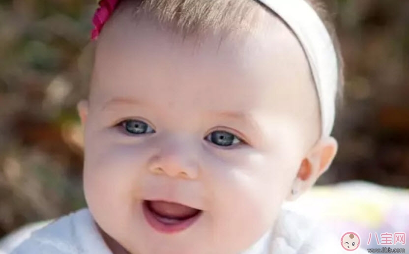 寶寶脖子上有濕疹可以擦爽身粉嗎 新生兒脖子濕疹如何護理 寶寶脖子上有濕疹可以擦爽身粉嗎 新生兒脖子濕疹如何護理