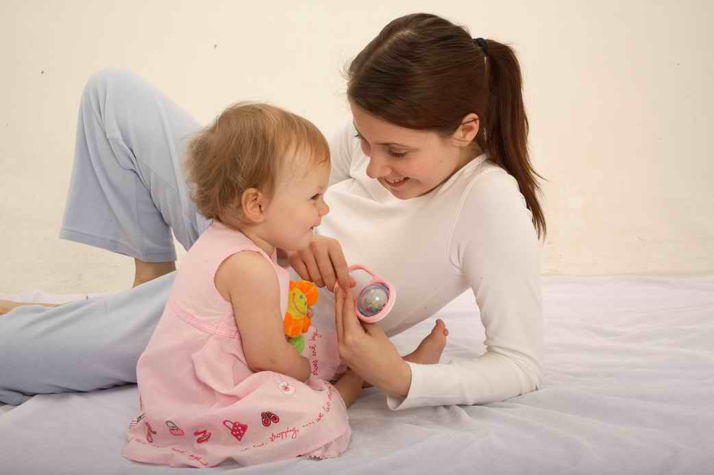 如何發(fā)展寶寶身心健全 寶寶爬行訓練很重要 如何發(fā)展寶寶身心健全 寶寶爬行訓練很重要