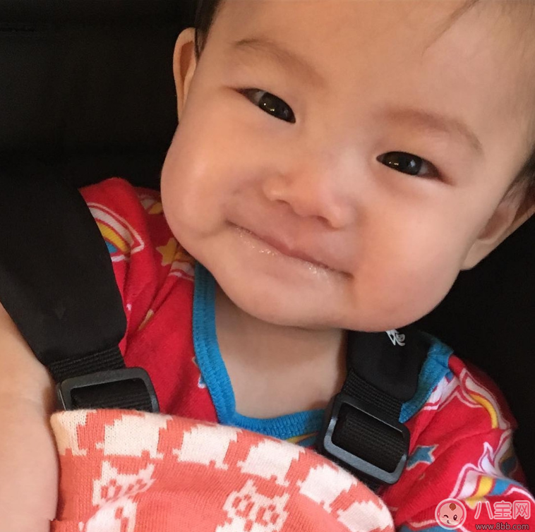 陳冠希瘋狂曬娃可愛寶寶萌翻 孩子吐泡泡是正常的嗎