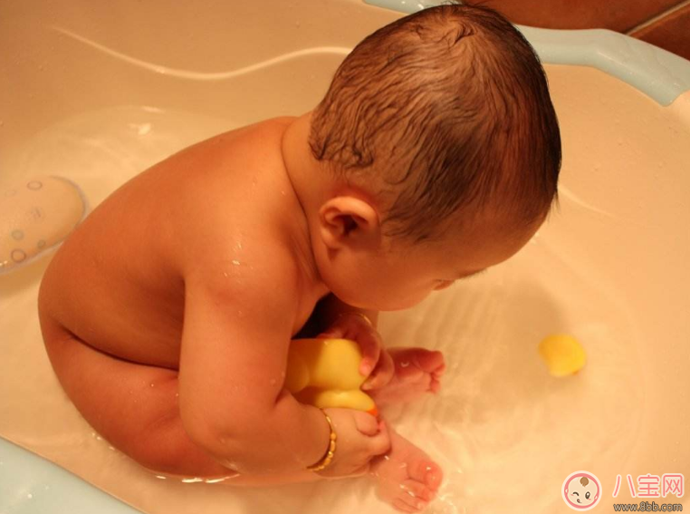 剛出生的寶寶不能洗澡 孩子出生多久可以洗