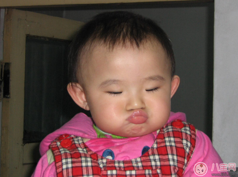 寶寶愛生氣爸爸媽媽怎么應(yīng)對(duì)自如 寶寶生氣解決方法