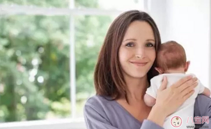 怎樣豎抱寶寶 新生兒寶寶豎抱的正確姿勢(shì)圖解