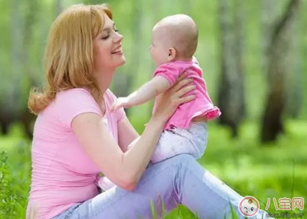 怎樣豎抱寶寶 新生兒寶寶豎抱的正確姿勢(shì)圖解