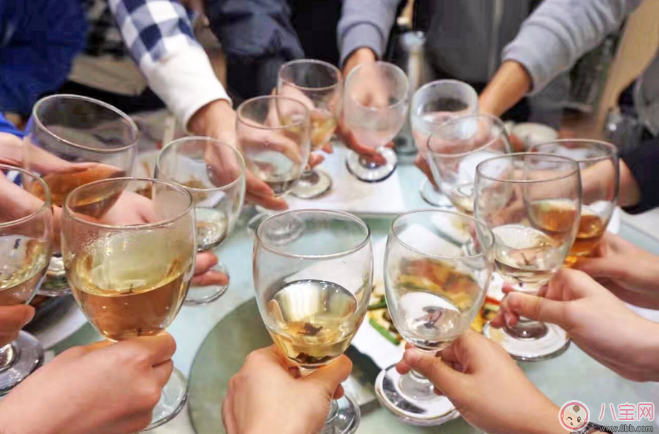 孩子被慫恿喝下半杯白酒進重癥監(jiān)護室 孩子為什么不能喝白酒 孩子被慫恿喝下半杯白酒進重癥監(jiān)護室 孩子為什么不能喝白酒