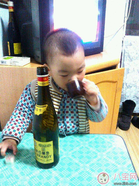 孩子被慫恿喝下半杯白酒進重癥監(jiān)護室 孩子為什么不能喝白酒 孩子被慫恿喝下半杯白酒進重癥監(jiān)護室 孩子為什么不能喝白酒