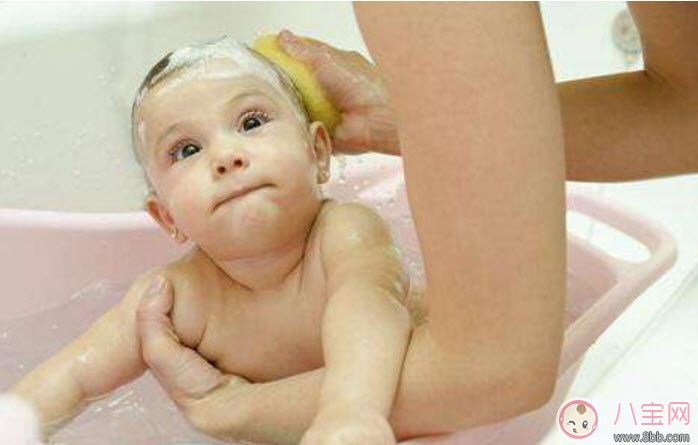 新生兒肚臍可以碰水嗎 新生兒肚臍沒(méi)長(zhǎng)好碰水了怎么辦 新生兒肚臍可以碰水嗎 新生兒肚臍沒(méi)長(zhǎng)好碰水了怎么辦