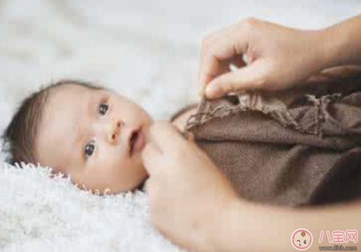 新生兒肚臍可以碰水嗎 新生兒肚臍沒(méi)長(zhǎng)好碰水了怎么辦 新生兒肚臍可以碰水嗎 新生兒肚臍沒(méi)長(zhǎng)好碰水了怎么辦