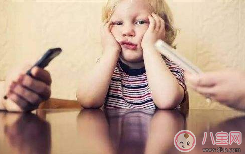 這三個(gè)時(shí)候一定不要在孩子面前玩手機(jī)