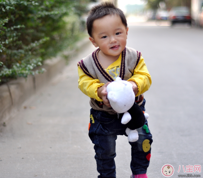 趙文卓luna寶寶學(xué)會走路 孩子走路怎么教 趙文卓luna寶寶學(xué)會走路 孩子走路怎么教