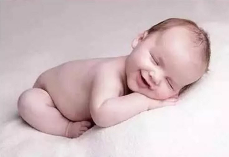 寶寶睡覺為什么會笑 寶寶睡覺笑的原因 寶寶睡覺為什么會笑 寶寶睡覺笑的原因