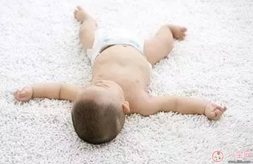 寶寶老是蹬腿怎么回事 新生兒為什么喜歡老蹬腿