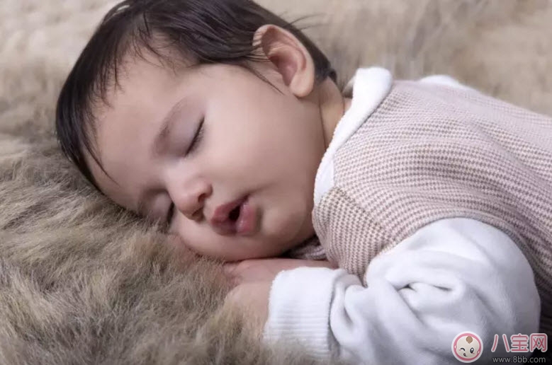 寶寶能和大人同床睡覺嗎 寶寶和媽媽一起睡覺的利與弊 寶寶能和大人同床睡覺嗎 寶寶和媽媽一起睡覺的利與弊
