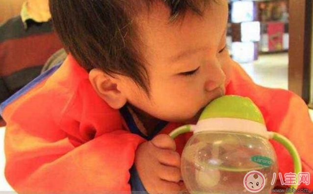 寶寶學(xué)飲杯什么時候用 學(xué)飲杯怎么選擇比較好 寶寶學(xué)飲杯什么時候用 學(xué)飲杯怎么選擇比較好