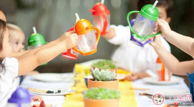 寶寶學(xué)飲杯什么時候用 學(xué)飲杯怎么選擇比較好 寶寶學(xué)飲杯什么時候用 學(xué)飲杯怎么選擇比較好