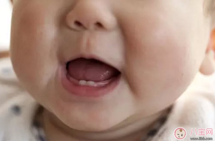 寶寶舌頭白怎么回事 寶寶舌頭白舌苔厚是什么原因(奶漬還是生病了) 寶寶舌頭白怎么回事 寶寶舌頭白舌苔厚是什么原因(奶漬還是生病了)