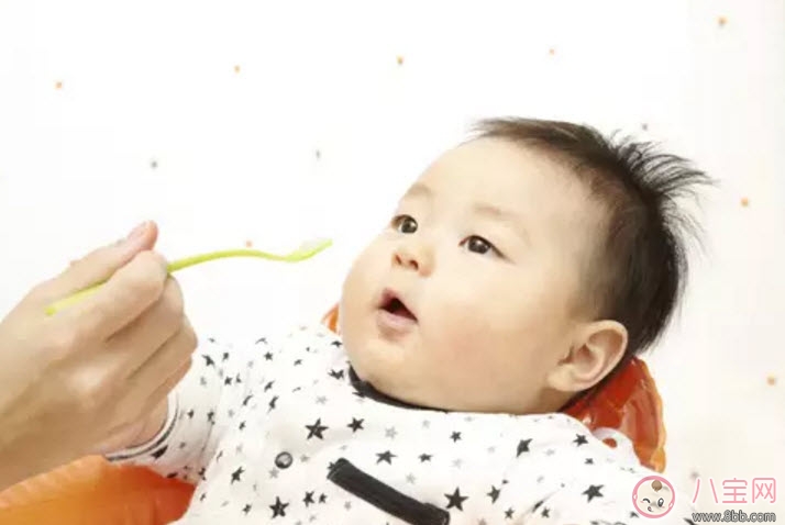 寶寶舌頭白怎么回事 寶寶舌頭白舌苔厚是什么原因(奶漬還是生病了) 寶寶舌頭白怎么回事 寶寶舌頭白舌苔厚是什么原因(奶漬還是生病了)