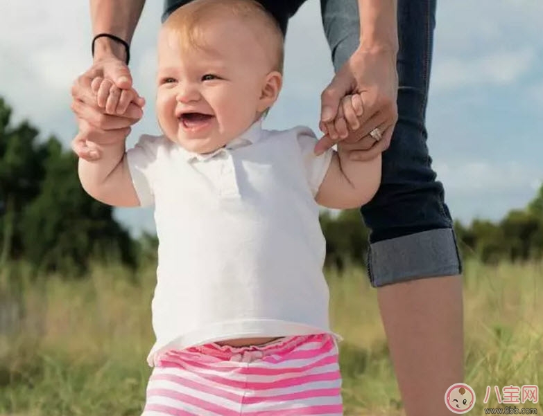 寶寶學(xué)走路的三個階段 寶寶走路穿什么樣的鞋和褲子 寶寶學(xué)走路的三個階段 寶寶走路穿什么樣的鞋和褲子