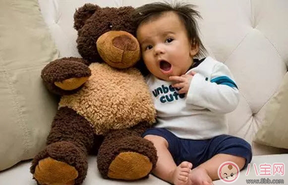 寶寶學(xué)走路的三個階段 寶寶走路穿什么樣的鞋和褲子 寶寶學(xué)走路的三個階段 寶寶走路穿什么樣的鞋和褲子