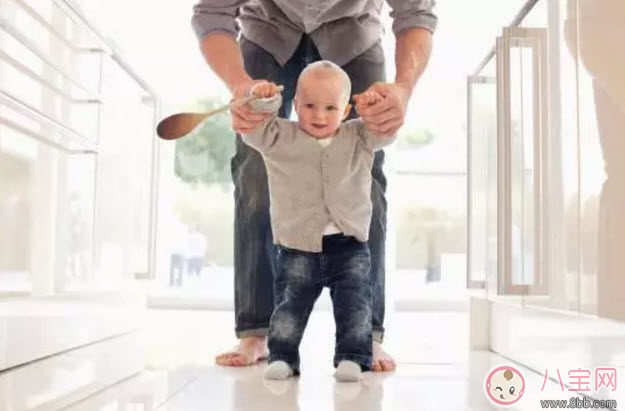 寶寶學(xué)走路的三個階段 寶寶走路穿什么樣的鞋和褲子 寶寶學(xué)走路的三個階段 寶寶走路穿什么樣的鞋和褲子