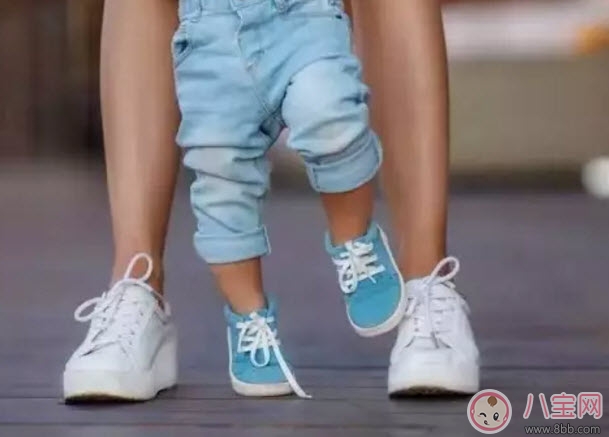 寶寶學(xué)走路的三個階段 寶寶走路穿什么樣的鞋和褲子 寶寶學(xué)走路的三個階段 寶寶走路穿什么樣的鞋和褲子