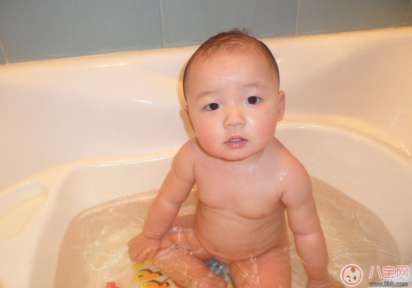 夏日寶寶身上起很大的包是怎么回事 怎么給孩子去風(fēng)疙瘩