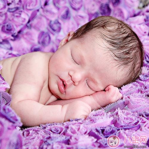 寶寶睡在床上的位置 如何保證寶寶安全