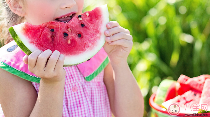 寶寶夏天吃西瓜要注意什么 0-1歲寶寶吃西瓜注意事項 寶寶夏天吃西瓜要注意什么 0-1歲寶寶吃西瓜注意事項
