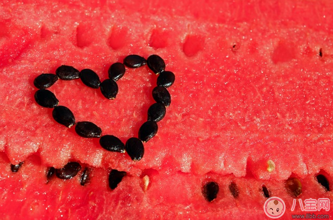 寶寶夏天吃西瓜要注意什么 0-1歲寶寶吃西瓜注意事項 寶寶夏天吃西瓜要注意什么 0-1歲寶寶吃西瓜注意事項