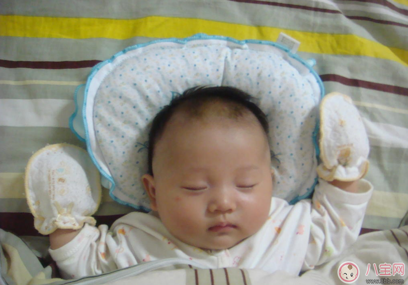 新生兒要用母乳洗臉嗎 如何護(hù)理新生兒的臉部肌膚 新生兒要用母乳洗臉嗎 如何護(hù)理新生兒的臉部肌膚