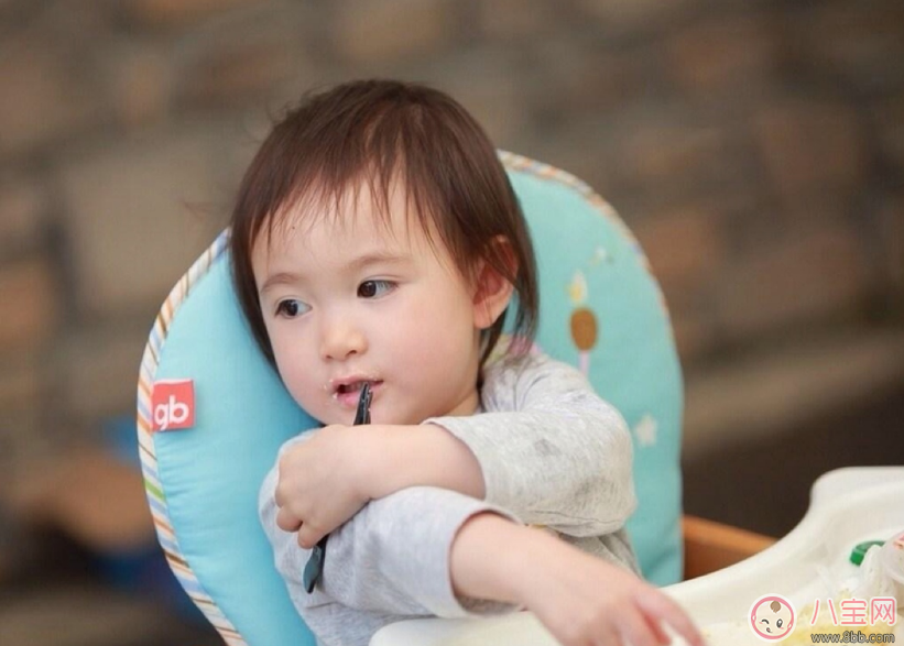 新生兒要用母乳洗臉嗎 如何護(hù)理新生兒的臉部肌膚 新生兒要用母乳洗臉嗎 如何護(hù)理新生兒的臉部肌膚