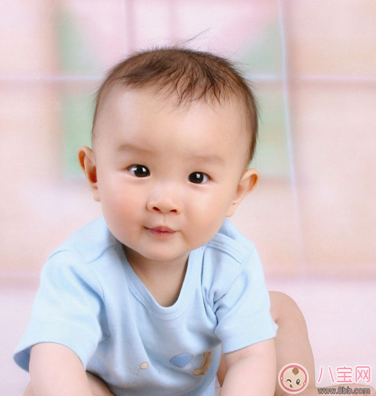 新生兒要用母乳洗臉嗎 如何護(hù)理新生兒的臉部肌膚 新生兒要用母乳洗臉嗎 如何護(hù)理新生兒的臉部肌膚