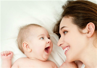 新生兒吃奶不專怎么辦 如何解決吃奶問題