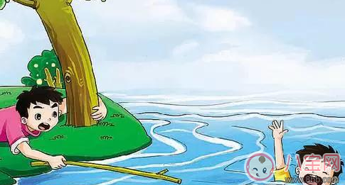 熊孩子岸邊狂笑 他要死了 遇見(jiàn)溺水怎么辦