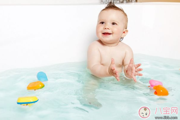 夏天給寶寶洗澡要注意什么 困擾媽媽們的三個(gè)問題解答 夏天給寶寶洗澡要注意什么 困擾媽媽們的三個(gè)問題解答