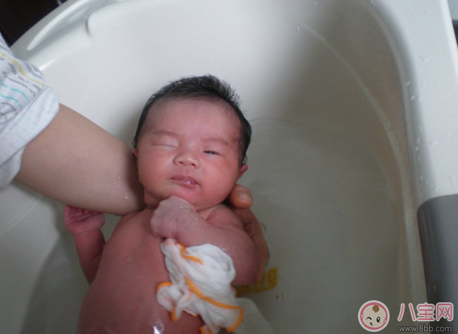 夏天給寶寶洗澡要注意什么 困擾媽媽們的三個(gè)問題解答 夏天給寶寶洗澡要注意什么 困擾媽媽們的三個(gè)問題解答