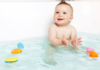 夏天給寶寶洗澡要注意什么 困擾媽媽們的三個(gè)問(wèn)題解答