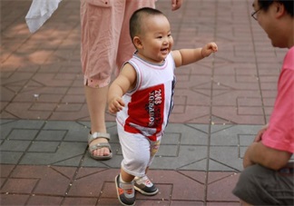 如何教會孩子獨立邁步 孩子走路怎么教