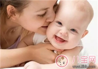 新生兒身體柔軟 應該多抱抱還是要躺著呢 新生兒身體柔軟 應該多抱抱還是要躺著呢