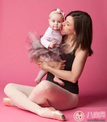 新生兒身體柔軟 應該多抱抱還是要躺著呢 新生兒身體柔軟 應該多抱抱還是要躺著呢