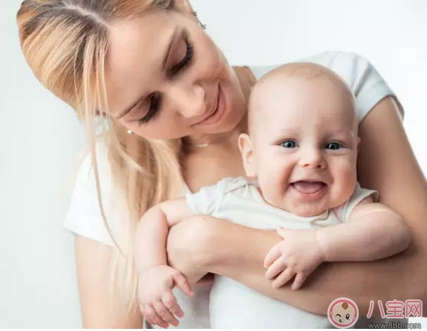 新生兒身體柔軟 應該多抱抱還是要躺著呢 新生兒身體柔軟 應該多抱抱還是要躺著呢