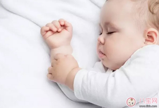 新生兒身體柔軟 應該多抱抱還是要躺著呢 新生兒身體柔軟 應該多抱抱還是要躺著呢