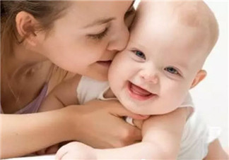 新生兒身體柔軟 應(yīng)該多抱抱還是要躺著呢