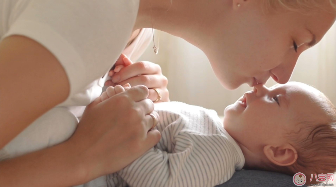 美國新生兒出生不久親吻死亡 千萬不要讓別人親吻你的小孩 美國新生兒出生不久親吻死亡 千萬不要讓別人親吻你的小孩